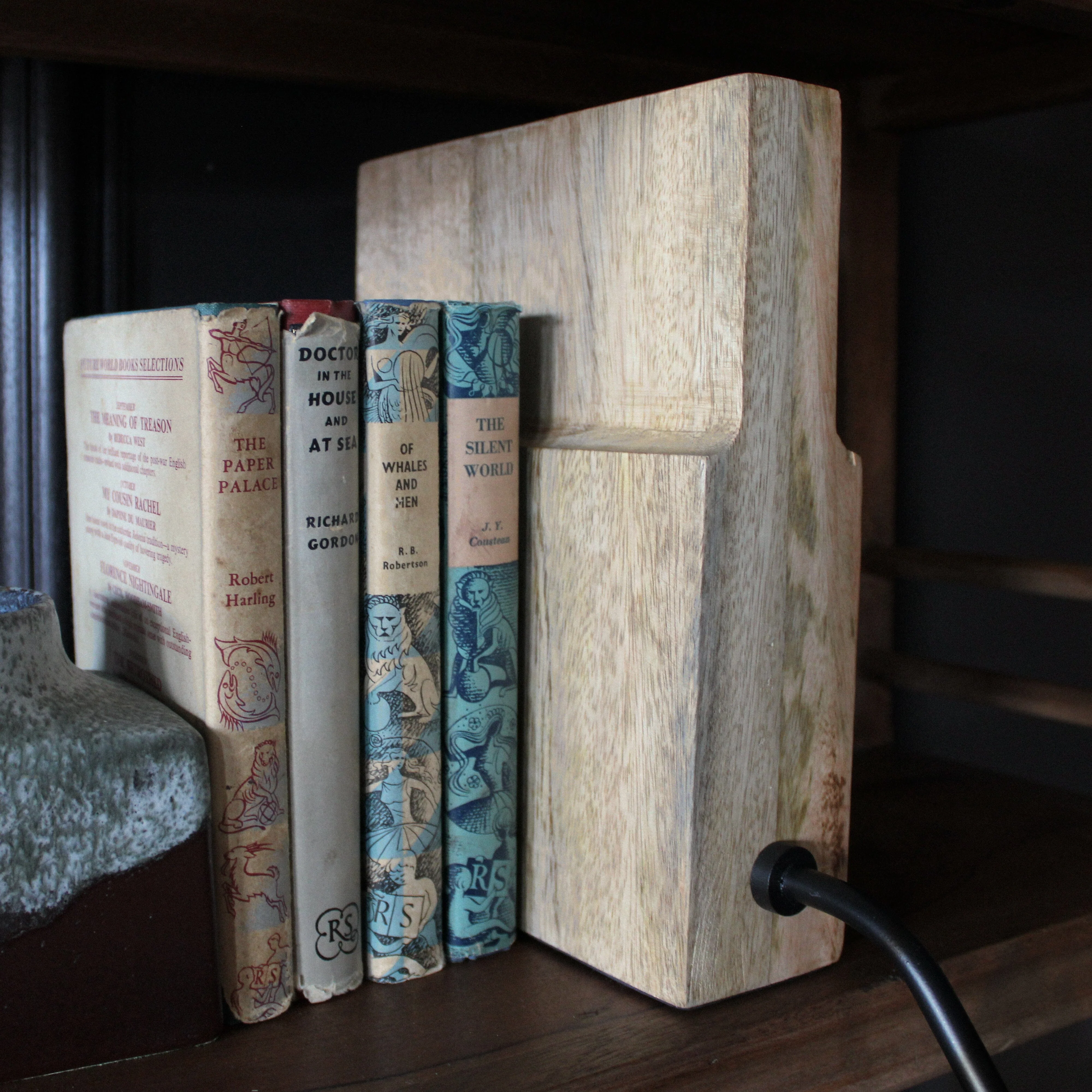 Teoranta Wooden Bookshelf Lamp- Green/ White Shades - Image 7